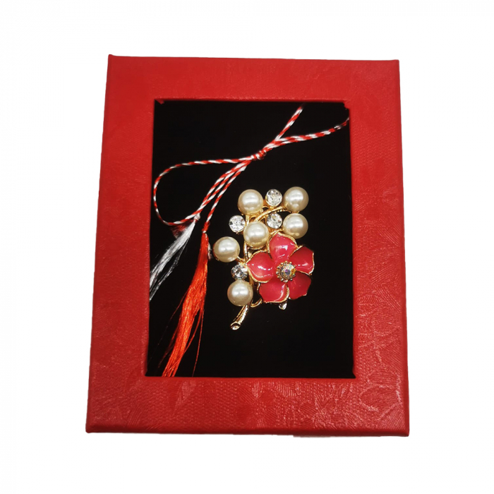 Martisor Brosa Mijlocie in cutie satinata rosie cu fereastra de sticla, Floricica roz/rosu, cu perle, pe fond negru, Colectia VisionXXI [3]