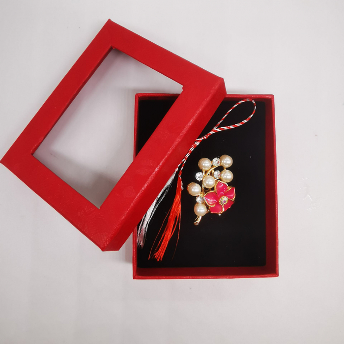 Martisor Brosa Mijlocie in cutie satinata rosie cu fereastra de sticla, Floricica roz/rosu, cu perle, pe fond negru, Colectia VisionXXI [4]