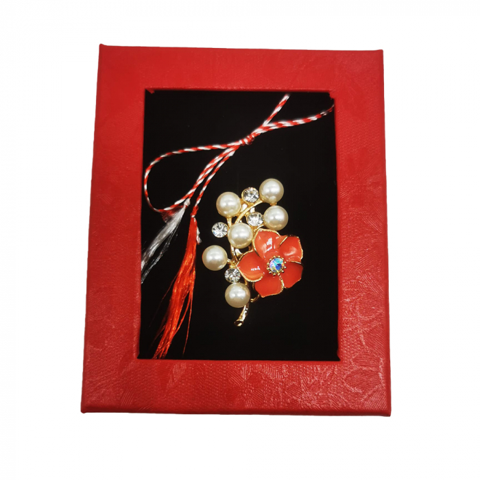 Martisor Brosa Mijlocie in cutie satinata rosie cu fereastra de sticla, Floricica roz/rosu, cu perle, pe fond negru, Colectia VisionXXI [2]