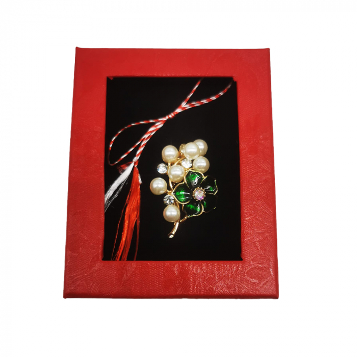 Martisor Brosa Mijlocie in cutie satinata rosie cu fereastra de sticla, Floricica verde/albastru cu perle, pe fond negru, Colectia VisionXXI [4]
