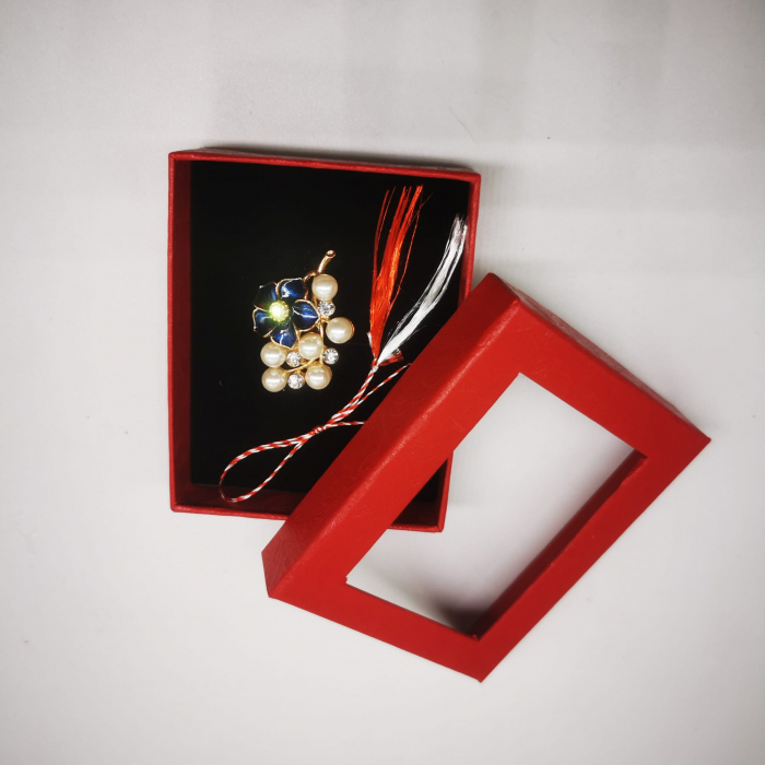 Martisor Brosa Mijlocie in cutie satinata rosie cu fereastra de sticla, Floricica verde/albastru cu perle, pe fond negru, Colectia VisionXXI [3]