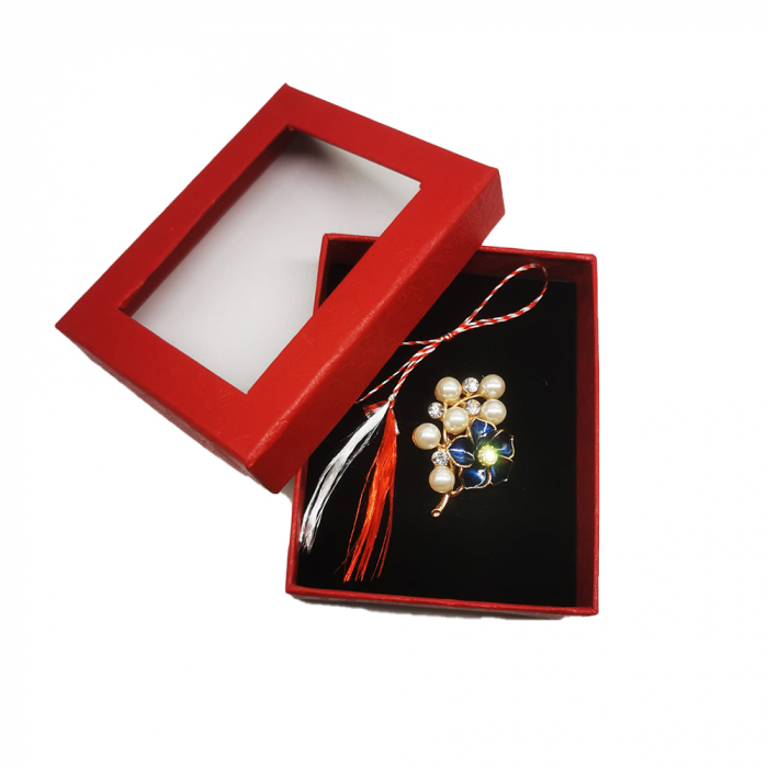 Martisor Brosa Mijlocie in cutie satinata rosie cu fereastra de sticla, Floricica verde/albastru cu perle, pe fond negru, Colectia VisionXXI [2]