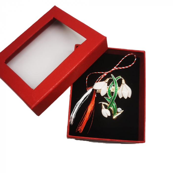 Martisor Brosa Mijlocie in cutie satinata rosie cu fereastra de sticla, Grup de Ghiocei, pe fond negru, Colectia VisionXXI [2]
