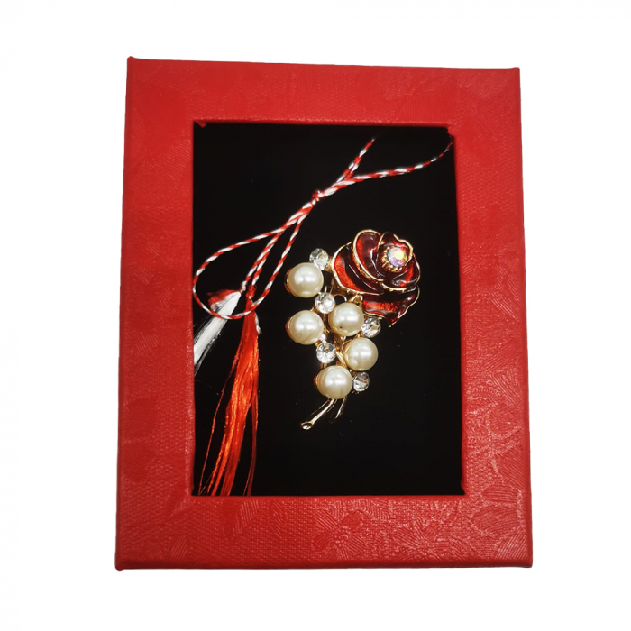 Martisor Brosa Mijlocie in cutie satinata rosie cu fereastra de sticla, Trandafir inflorit roz/rosu cu perle, pe fond negru, Colectia VisionXXI [3]