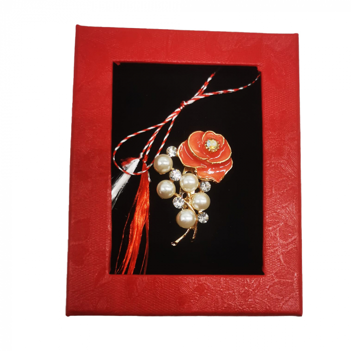 Martisor Brosa Mijlocie in cutie satinata rosie cu fereastra de sticla, Trandafir inflorit roz/rosu cu perle, pe fond negru, Colectia VisionXXI [2]