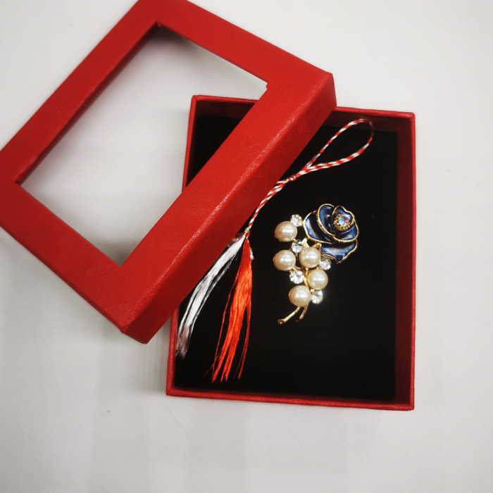 Martisor Brosa Mijlocie in cutie satinata rosie cu fereastra de sticla, Trandafir inflorit verde/albastru cu perle, pe fond negru, Colectia VisionXXI [3]
