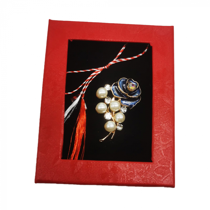Martisor Brosa Mijlocie in cutie satinata rosie cu fereastra de sticla, Trandafir inflorit verde/albastru cu perle, pe fond negru, Colectia VisionXXI [2]
