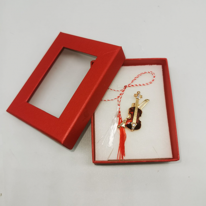 Martisor Brosa Mijlocie in cutie satinata rosie cu fereastra de sticla, Vioara Pretioasa, pe fond alb, Colectia VisionXXI [4]