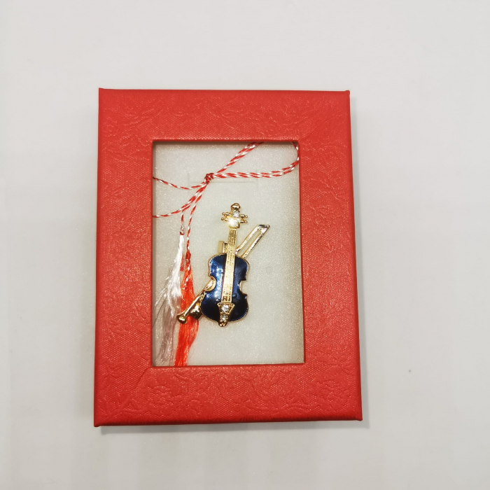 Martisor Brosa Mijlocie in cutie satinata rosie cu fereastra de sticla, Vioara Pretioasa, pe fond alb, Colectia VisionXXI [2]