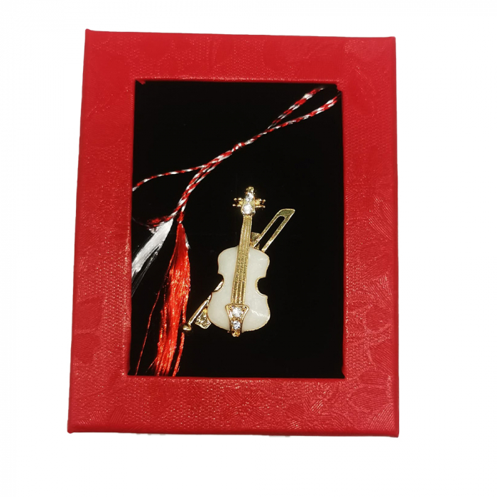 Martisor Brosa Mijlocie in cutie satinata rosie cu fereastra de sticla, Vioara Pretioasa, pe fond negru, Colectia VisionXXI [2]