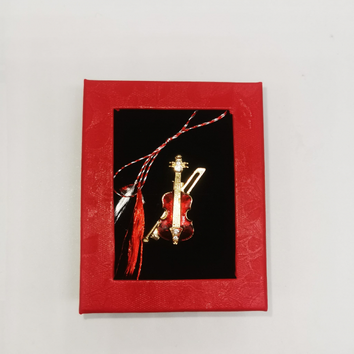 Martisor Brosa Mijlocie in cutie satinata rosie cu fereastra de sticla, Vioara Pretioasa, pe fond negru, Colectia VisionXXI [4]