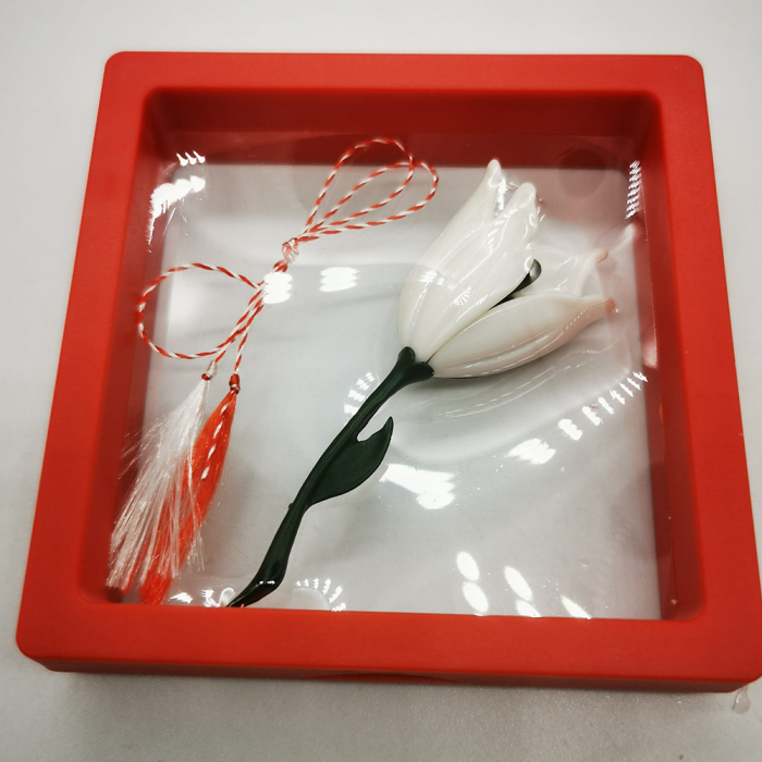 Martisor tip Brosa mare, 7cm, Lalea alba din metal expusa in cutie transparenta rosie, Colectia VisionXXI [3]