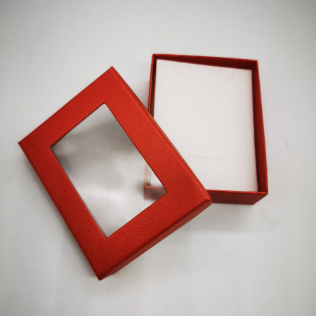 Cutie din carton rosu satinat pentru Martisor, 6x9cm, cu fereastra transparenta, fond alb, VisionXXI [1]