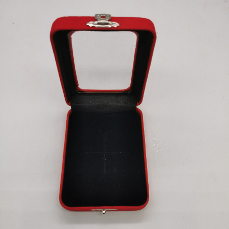 Cutie pentru expus Martisor din catifea rosie, interior negru, cu fereastra de sticla, VisionXXI [1]