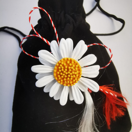 Martisor Brosa de Metal pe Saculet de Catifea, Margareta Alba, Colectia VisionXXI [1]