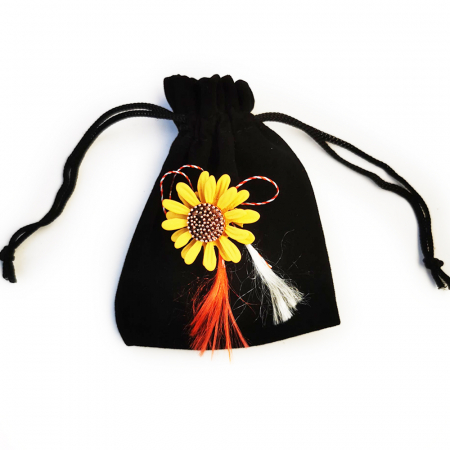 Martisor - Martisor Brosa de Metal pe Saculet de Catifea, Margareta Galbena, Colectia VisionXXI