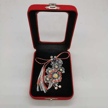 Martisor Brosa Mare, Grup de Flori Argintate, in cutie de catifea rosie cu fereastra de sticla, VisionXXI [1]