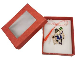 Martisor - Martisor Brosa Mare, Hornarul Cherchelit, in cutie satinata cu fereastra, 7x9cm, Vision®