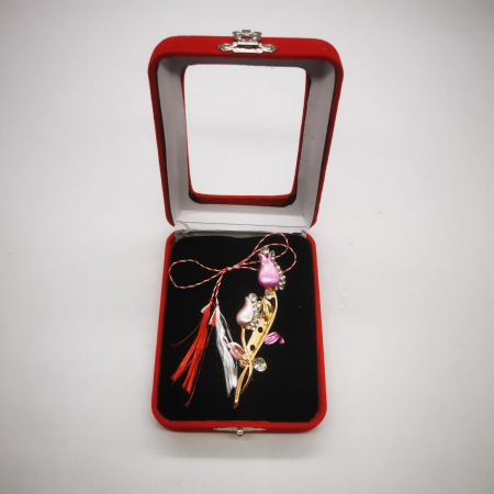 Martisor Brosa Mare in cutie de catifea rosie cu fereastra de sticla, Boboci de Trandafiri Roz, VisionXXI [4]