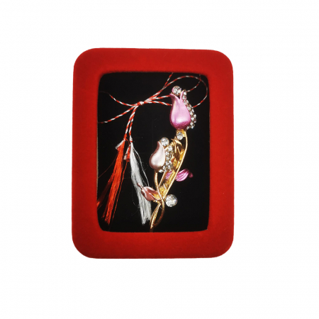 Martisor - Martisor Brosa Mare in cutie de catifea rosie cu fereastra de sticla, Boboci de Trandafiri Roz, VisionXXI