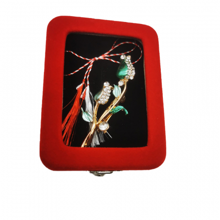 Martisor - Martisor Brosa Mare in cutie de catifea rosie cu fereastra de sticla, Boboci de trandafiri turcoaz, VisionXXI