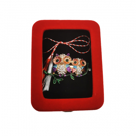 Martisor - Martisor Brosa Mare in cutie de catifea rosie cu fereastra de sticla, Doua Bufnite Colorate, Colectia VisionXXI