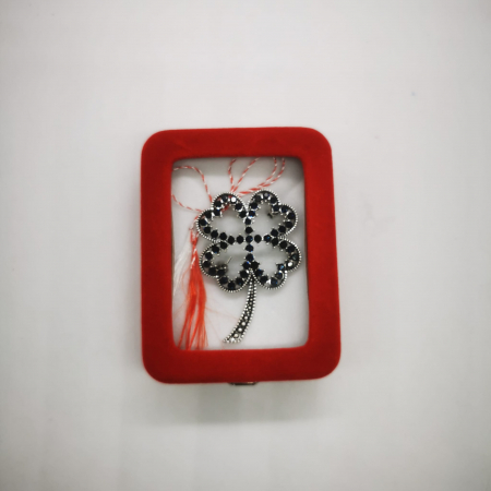 Martisor Brosa Mare in cutie de catifea rosie cu fereastra de sticla, Trifoi Norocos cu cristale negre, Colectia VisionXXI [3]