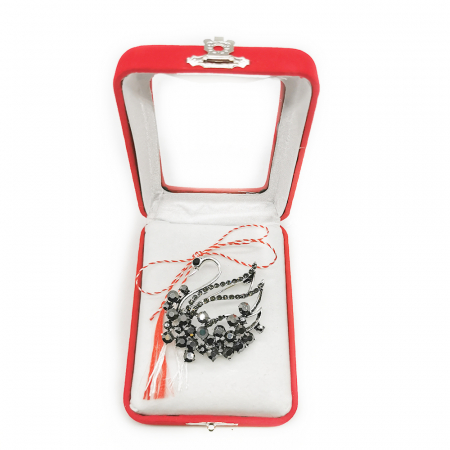 Martisor Brosa Mare, Lebada Neagra Dantelata, in cutie de catifea rosie cu fereastra de sticla, VisionXXI [1]