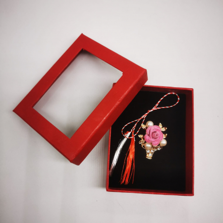 Martisor Brosa Mijlocie in cutie satinata rosie cu fereastra de sticla, Cosulet auriu cu trandafir roz/rosu, pe fond negru, Colectia VisionXXI [3]