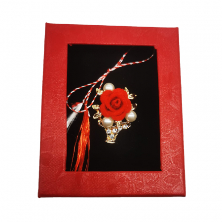 Martisor - Martisor Brosa Mijlocie in cutie satinata rosie cu fereastra de sticla, Cosulet auriu cu trandafir roz/rosu, pe fond negru, Colectia VisionXXI