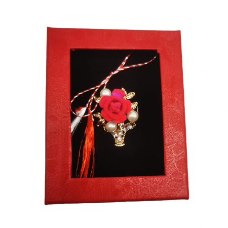 Martisor Brosa Mijlocie in cutie satinata rosie cu fereastra de sticla, Cosulet auriu cu trandafir roz/rosu, pe fond negru, Colectia VisionXXI [1]