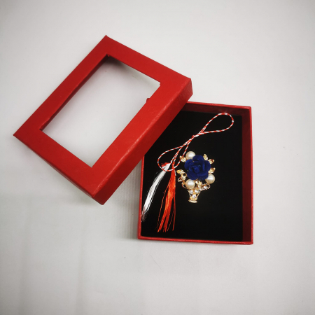 Martisor Brosa Mijlocie in cutie satinata rosie cu fereastra de sticla, Cosulet auriu cu trandafir verde/albastru, pe fond negru, Colectia VisionXXI [3]