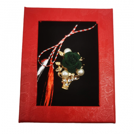 Martisor - Martisor Brosa Mijlocie in cutie satinata rosie cu fereastra de sticla, Cosulet auriu cu trandafir verde/albastru, pe fond negru, Colectia VisionXXI