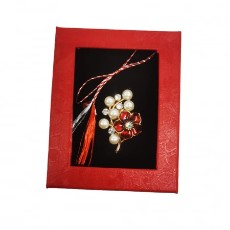 Martisor - Martisor Brosa Mijlocie in cutie satinata rosie cu fereastra de sticla, Floricica roz/rosu, cu perle, pe fond negru, Colectia VisionXXI