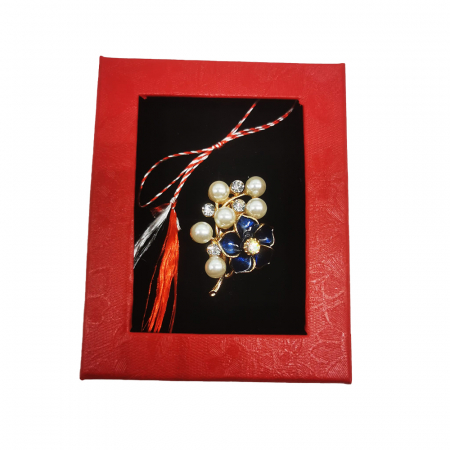 Martisor - Martisor Brosa Mijlocie in cutie satinata rosie cu fereastra de sticla, Floricica verde/albastru cu perle, pe fond negru, Colectia VisionXXI
