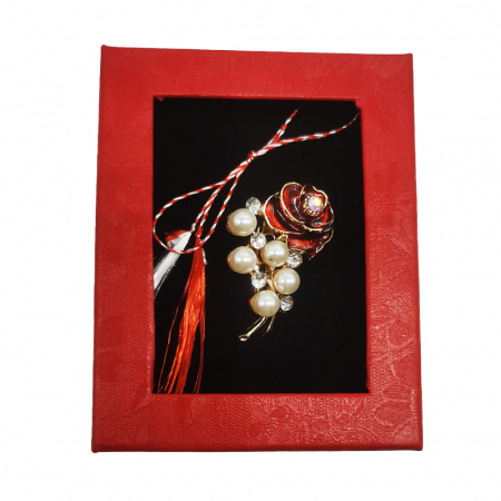 Martisor Brosa Mijlocie in cutie satinata rosie cu fereastra de sticla, Trandafir inflorit roz/rosu cu perle, pe fond negru, Colectia VisionXXI [2]