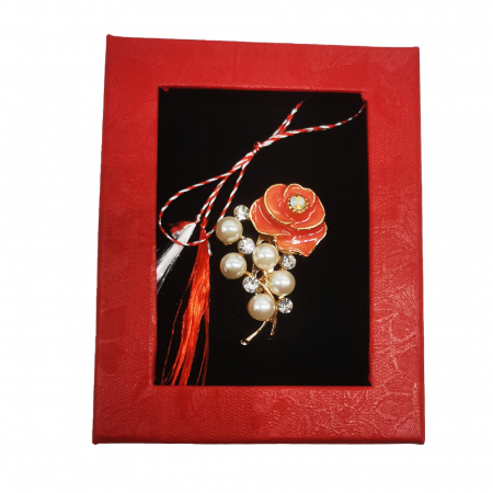 Martisor Brosa Mijlocie in cutie satinata rosie cu fereastra de sticla, Trandafir inflorit roz/rosu cu perle, pe fond negru, Colectia VisionXXI [1]