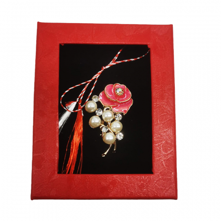 Martisor - Martisor Brosa Mijlocie in cutie satinata rosie cu fereastra de sticla, Trandafir inflorit roz/rosu cu perle, pe fond negru, Colectia VisionXXI