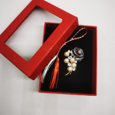 Martisor Brosa Mijlocie in cutie satinata rosie cu fereastra de sticla, Trandafir inflorit verde/albastru cu perle, pe fond negru, Colectia VisionXXI [2]