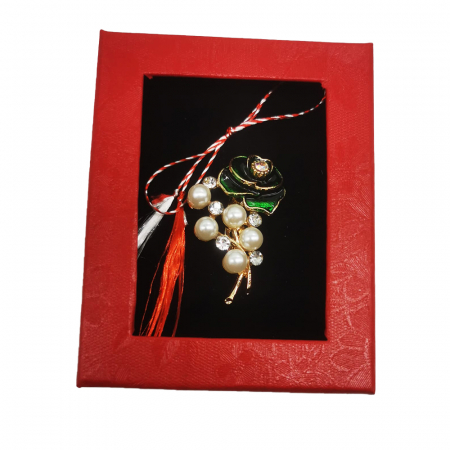 Martisor - Martisor Brosa Mijlocie in cutie satinata rosie cu fereastra de sticla, Trandafir inflorit verde/albastru cu perle, pe fond negru, Colectia VisionXXI
