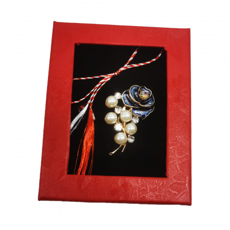 Martisor Brosa Mijlocie in cutie satinata rosie cu fereastra de sticla, Trandafir inflorit verde/albastru cu perle, pe fond negru, Colectia VisionXXI [1]