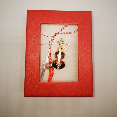 Martisor Brosa Mijlocie in cutie satinata rosie cu fereastra de sticla, Vioara Pretioasa, pe fond alb, Colectia VisionXXI [2]