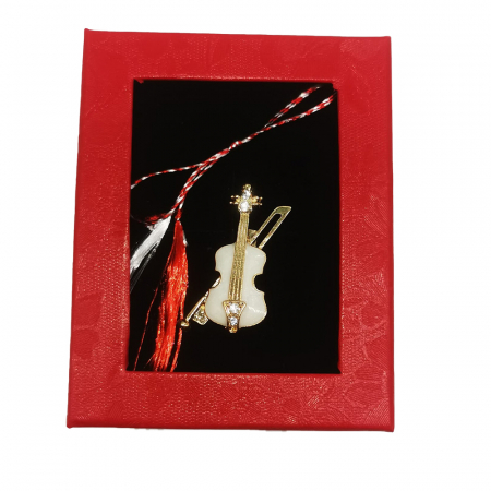 Martisor Brosa Mijlocie in cutie satinata rosie cu fereastra de sticla, Vioara Pretioasa, pe fond negru, Colectia VisionXXI [1]
