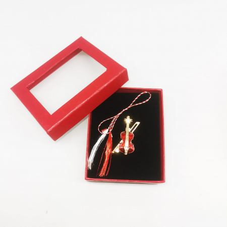Martisor Brosa Mijlocie in cutie satinata rosie cu fereastra de sticla, Vioara Pretioasa, pe fond negru, Colectia VisionXXI [2]