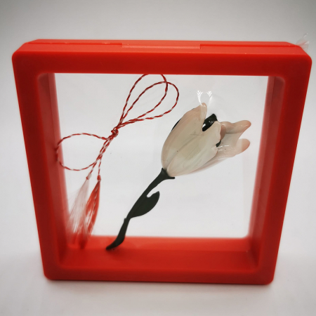Martisor tip Brosa mare, 7cm, Lalea alba din metal expusa in cutie transparenta rosie, Colectia VisionXXI [1]