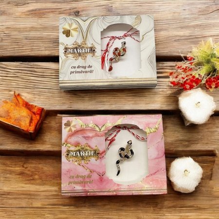 Martisor - Set 2 Martisoare tip Brosa, "Anul Sarpelui", in cutie de carton cu fereastra decupata, VisionXXI