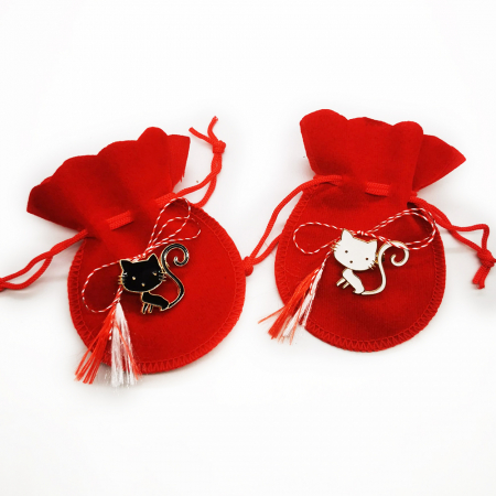 Martisor - Set 2 martisoare tip brosa, pisica alba vs pisica neagra, pe saculet de catifea rosie, Colectia VisionXXI