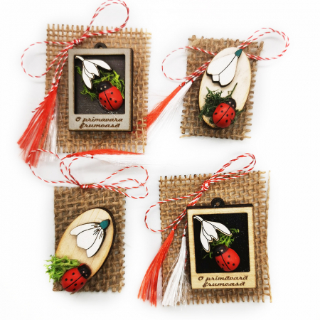 Martisor - Set 4 martisoare tip brosa, din lemn decupat, pe panza de iuta, Colectia VisionXXI