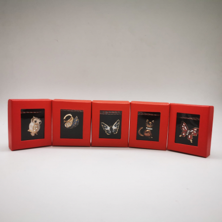 Set 5 martisoare tip brosa, din metal auriu decorat cu cristale, in cutie satinata cu catifea neagra, Colectia VisionXXI [2]