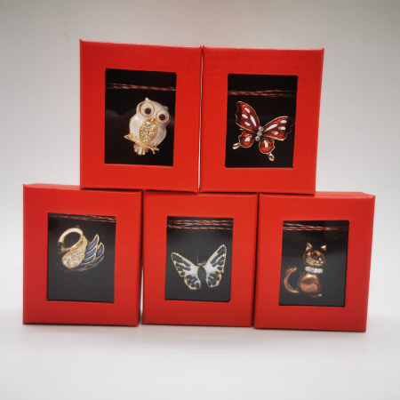 Set 5 martisoare tip brosa, din metal auriu decorat cu cristale, in cutie satinata cu catifea neagra, Colectia VisionXXI [1]